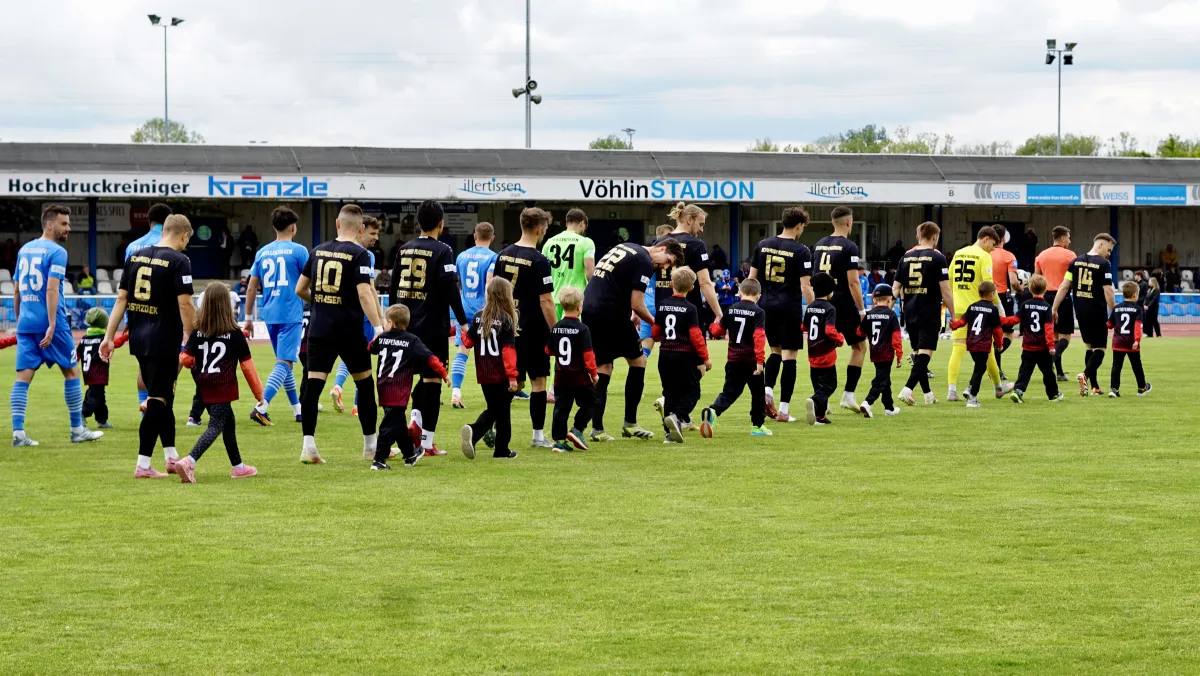 Einlauf aufs Feld im Vöhlin-Stadion