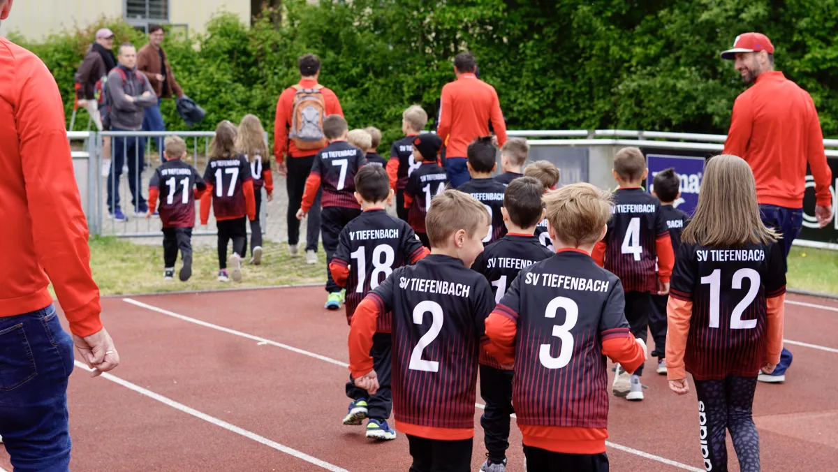 SV Tiefenbach Trikots auf der Tartanbahn
