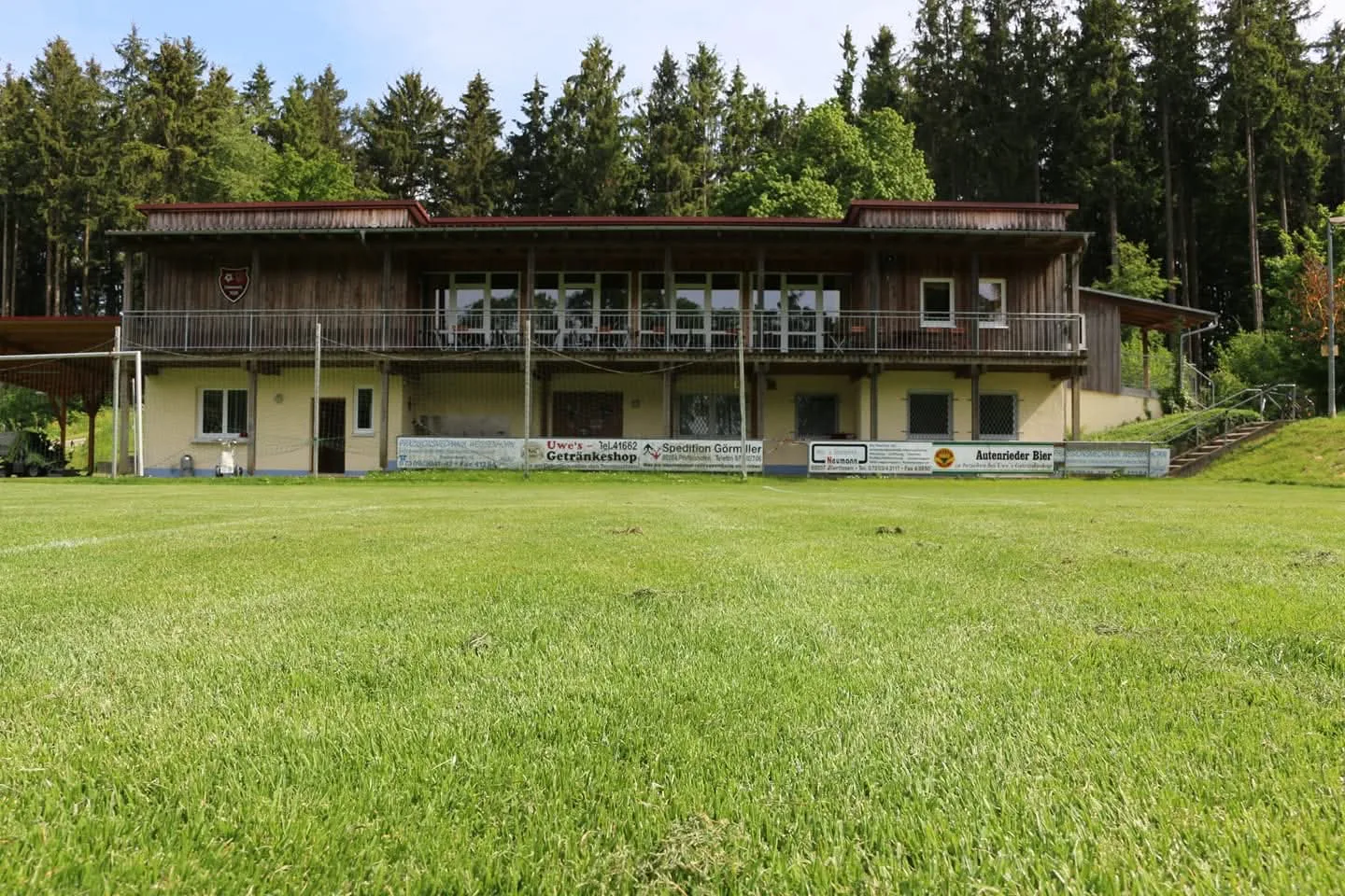 Waldsportplatz Tiefenbach — Vereinsheim und Tribüne